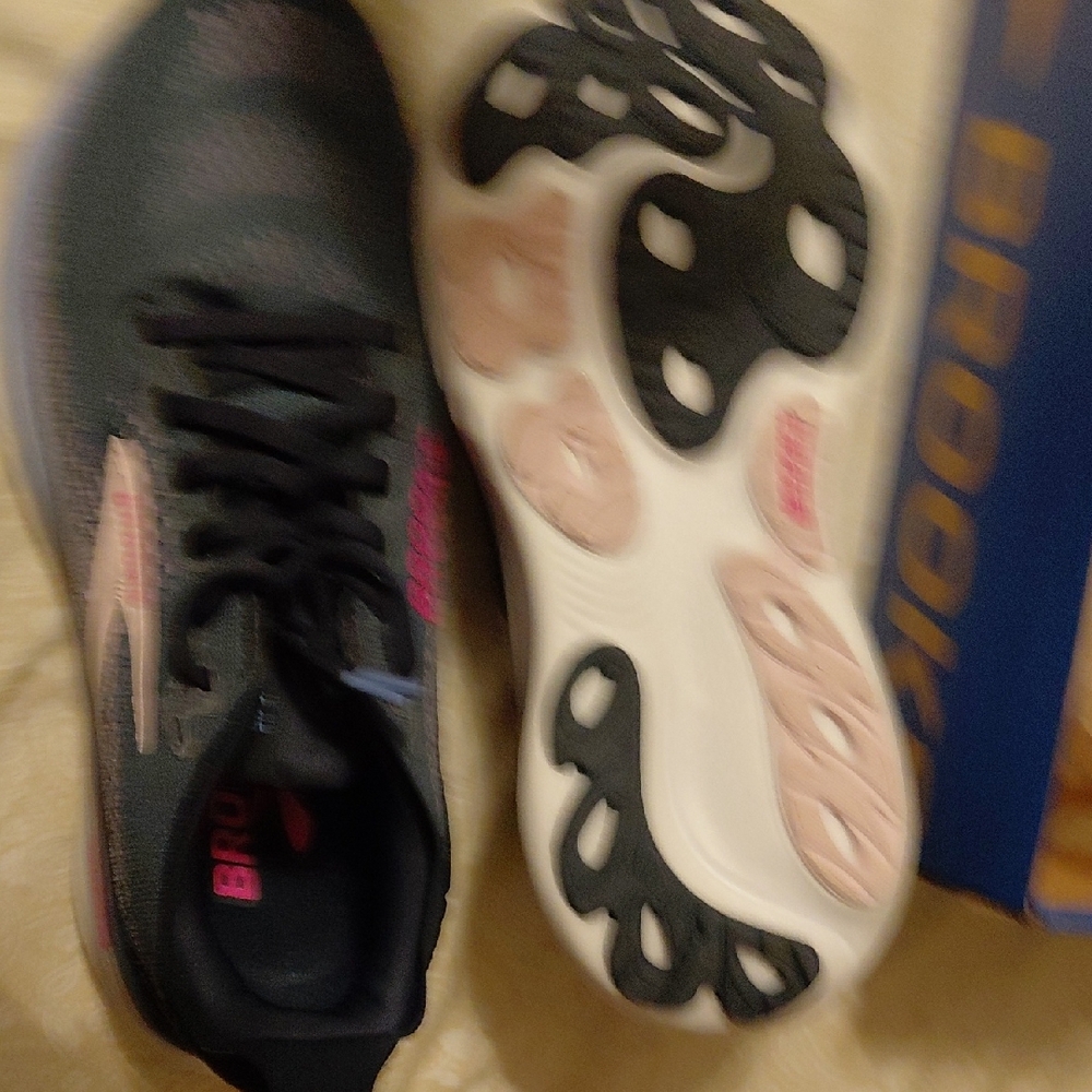 Brooks Women's Black and Pink Running Shoes Adrenaline Gts 25 - Picture 3 of 4